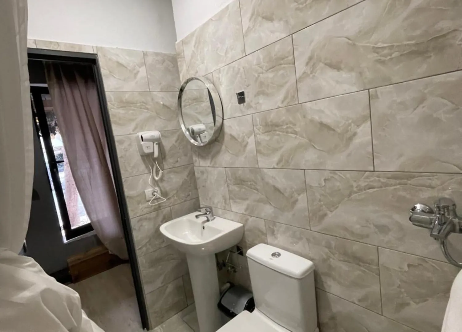 לינה וארוחת בוקר טיראנה Destination Central Room 2 אלבניה